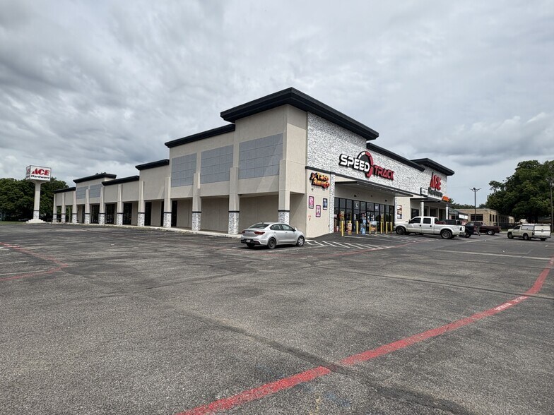 815 W Crawford St, Denison, TX for lease - Building Photo - Image 1 of 13