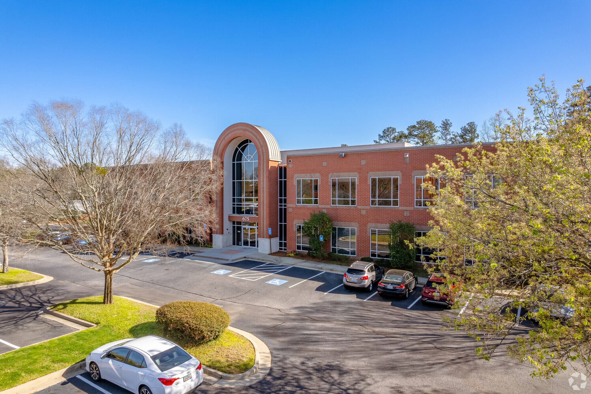 675 Mansell Rd, Roswell, GA à louer Photo principale- Image 1 de 22