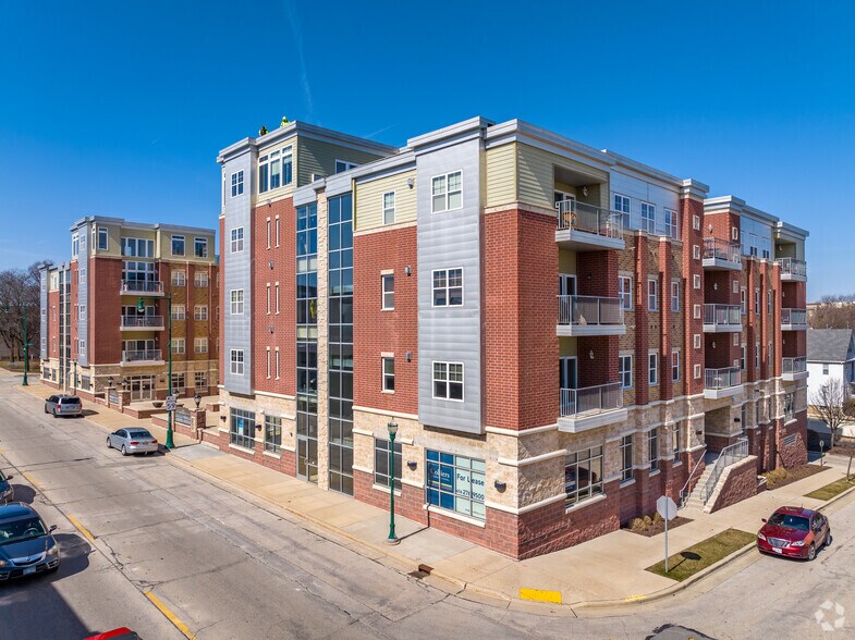 6330 W Greenfield Ave, West Allis, WI à vendre - Photo du bâtiment - Image 1 de 8