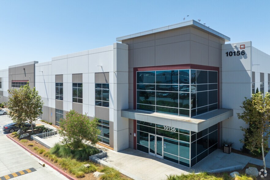 10156 Live Oak Ave, Fontana, CA à louer - Photo du bâtiment - Image 1 de 4