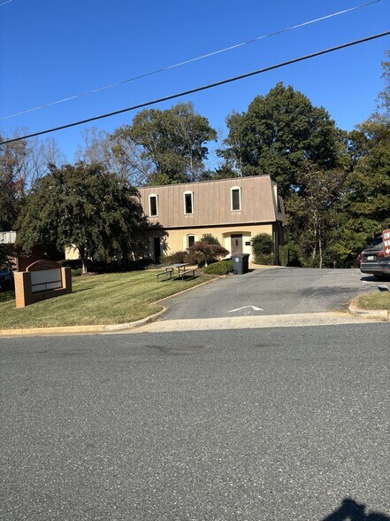 1928 Thomson Dr, Lynchburg, VA à vendre - Photo du bâtiment - Image 3 de 8