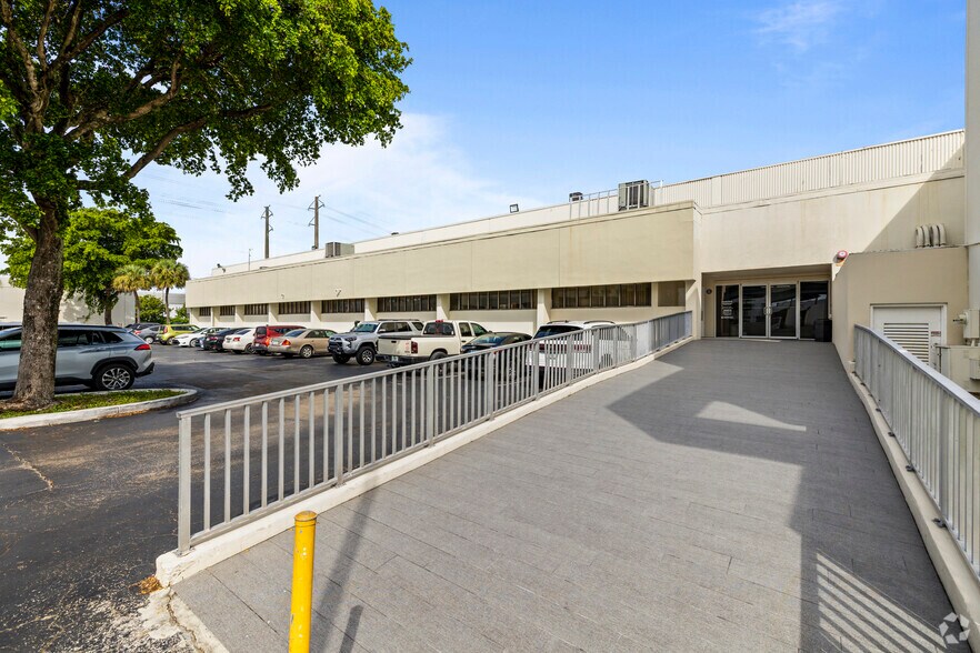 2500 NW 79th Ave, Doral, FL à louer - Photo du bâtiment - Image 2 de 16