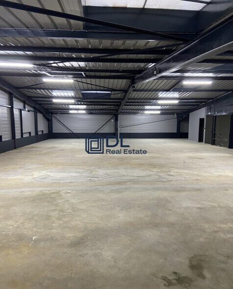Industrial in Montigny-le-Bretonneux for sale - Interior Photo - Image 1 of 4