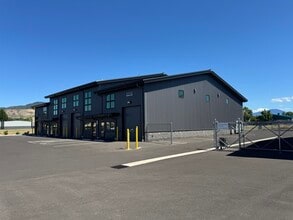 2016 Commerce, Medford, OR à louer Photo intérieure- Image 1 de 8