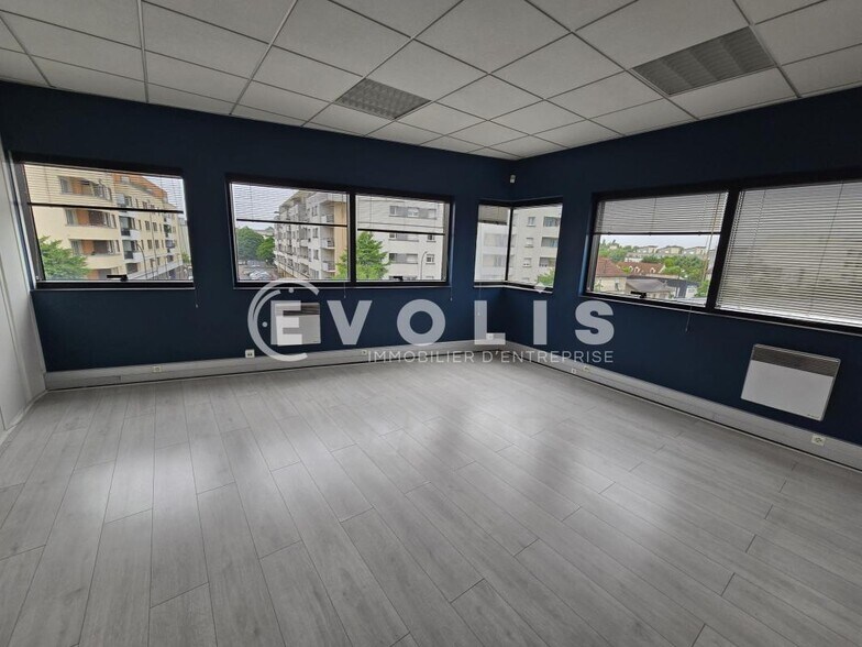 Office in Chilly-Mazarin for lease - Interior Photo - Image 3 of 11