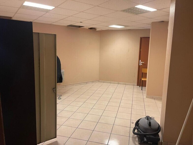 Industrial in Saint-Denis for lease - Interior Photo - Image 2 of 14