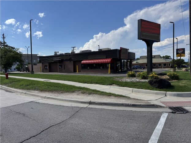 31301 Van Dyke Ave, Warren, MI à louer - Photo principale - Image 1 de 2