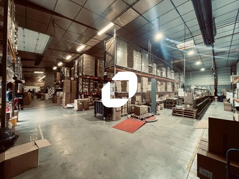 Flex in Chassieu for lease - Interior Photo - Image 3 of 17