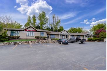 21150 W Capitol Dr, Brookfield, WI à vendre Photo du bâtiment- Image 1 de 27