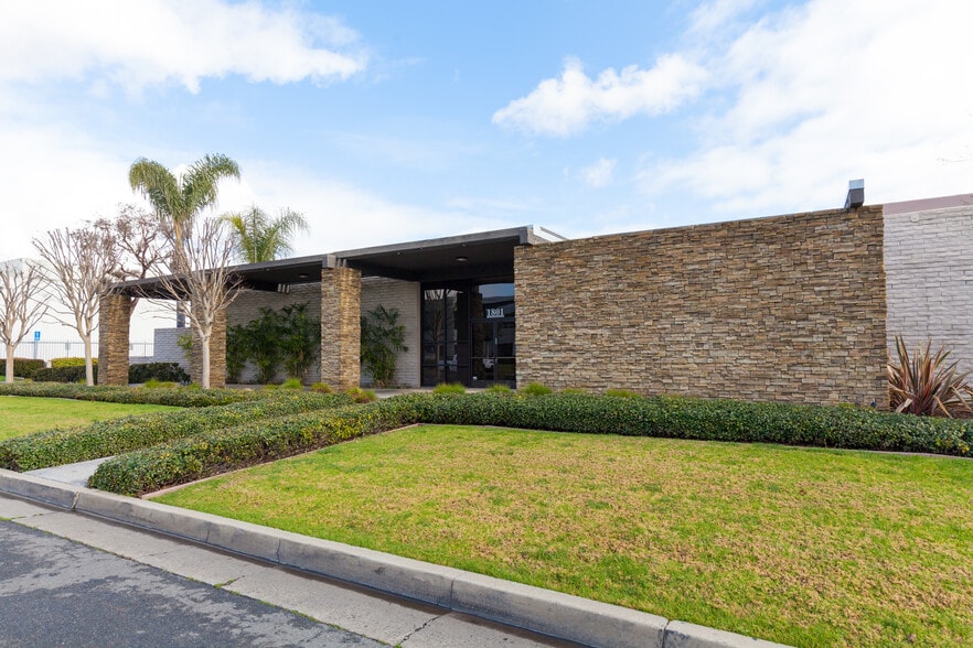 1803-1811 Carnegie Ave, Santa Ana, CA for lease - Building Photo - Image 2 of 4