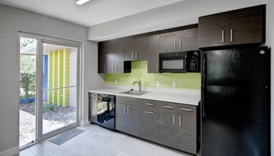 239 SW 7th Ter, Gainesville, FL for lease Interior Photo- Image 2 of 10