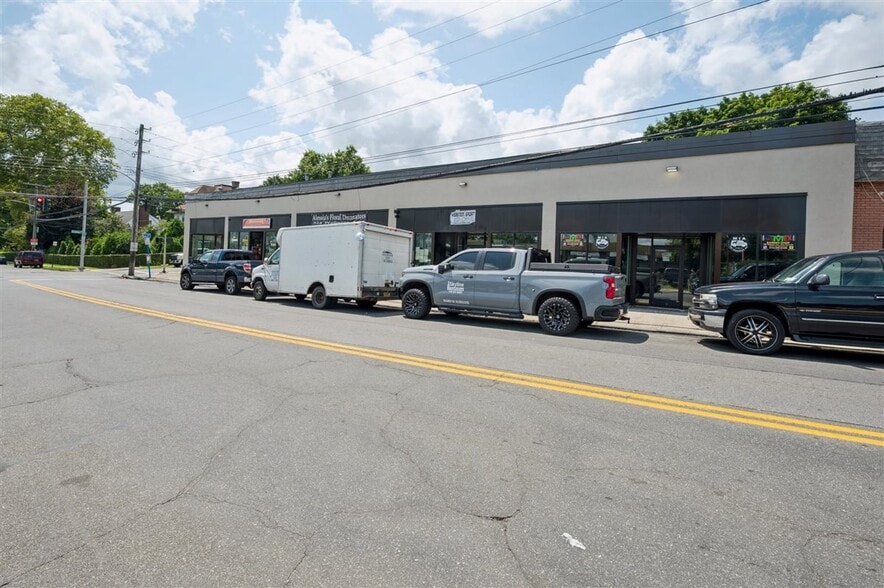 320 Webster Ave, New Rochelle, NY for sale - Building Photo - Image 3 of 9