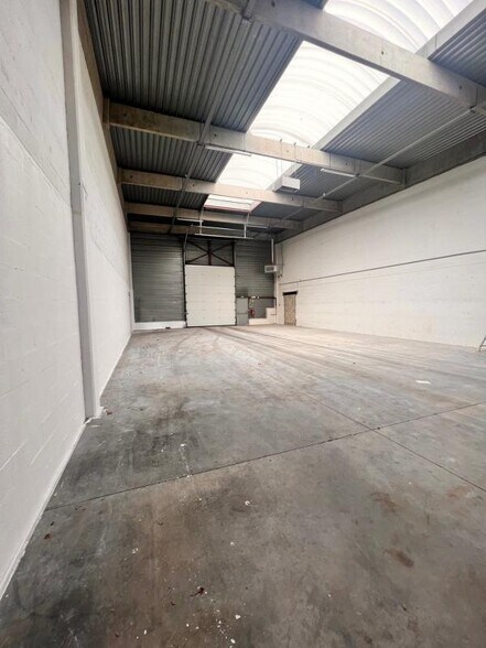 Flex dans Coignières à louer - Photo du bâtiment - Image 2 de 12