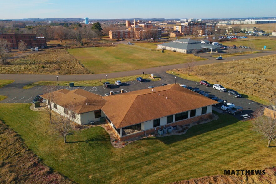 583 Lakeland Dr, Chippewa Falls, WI à vendre - Photo du bâtiment - Image 2 de 3