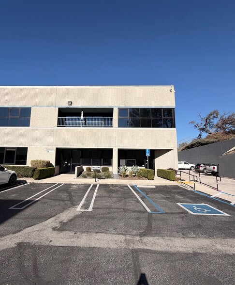 5142 Clareton Dr, Agoura Hills, CA à louer - Photo du bâtiment - Image 2 de 9