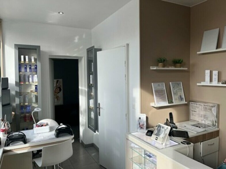 Retail in Pavilly for sale - Interior Photo - Image 1 of 3