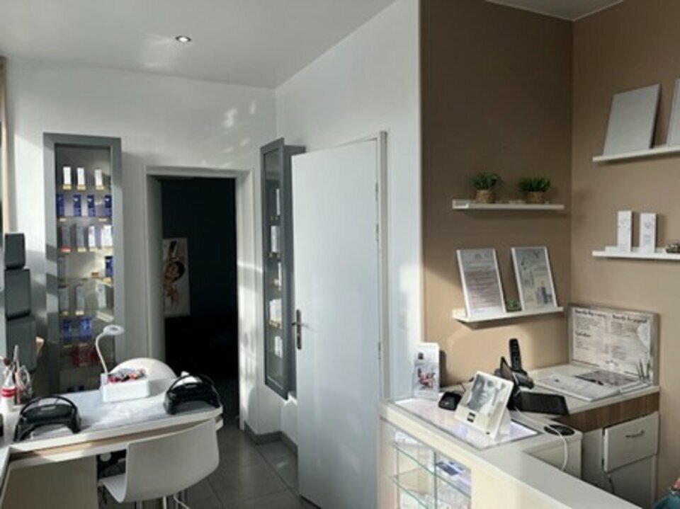 Retail in Pavilly for sale Interior Photo- Image 1 of 4