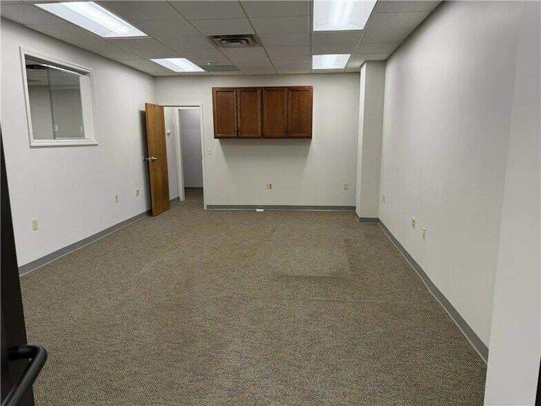 696 Troy Schenectady Rd, Latham, NY for lease - Interior Photo - Image 2 of 15