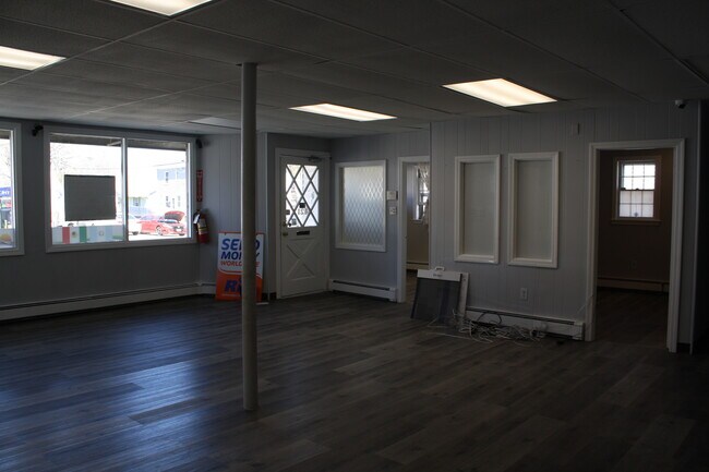 Plus de détails pour 119-121 E Main St, Milford, MA - Commerce de détail à louer