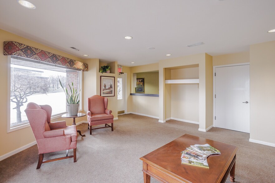 230-236 Thomas More Pky, Crestview Hills, KY à vendre - Photo intérieure - Image 2 de 9