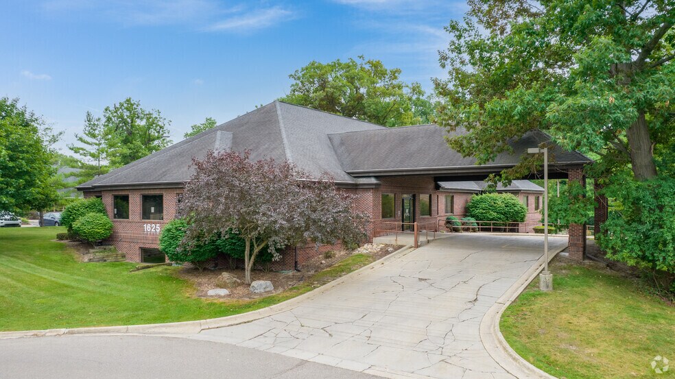 1625 Ramblewood Dr, East Lansing, MI à vendre - Photo du bâtiment - Image 3 de 21