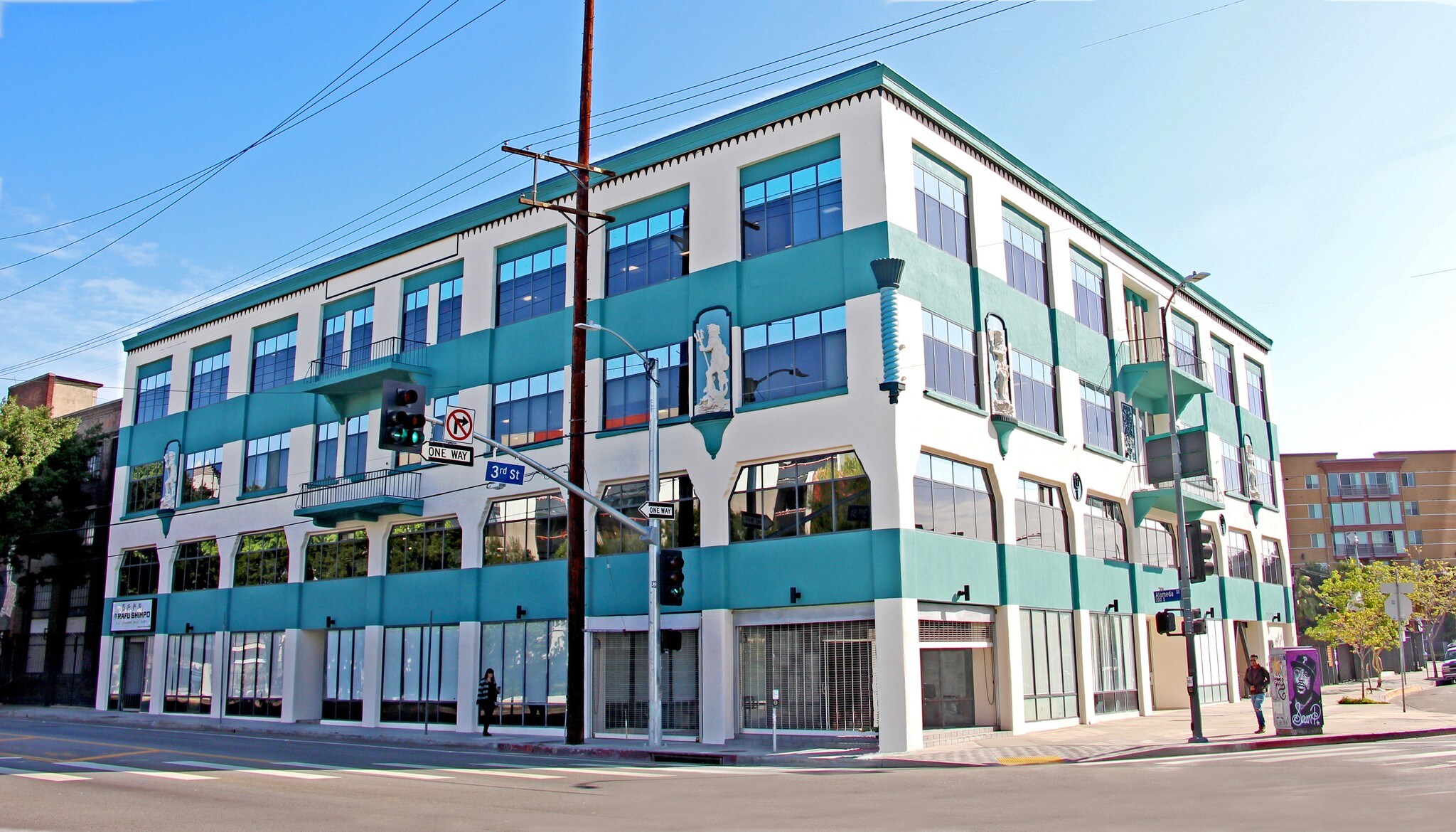 701-721 E 3rd St, Los Angeles, CA à louer Photo du bâtiment- Image 1 de 2