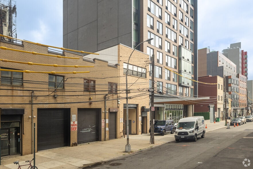 3858 11th St, Long Island City, NY for lease - Building Photo - Image 2 of 5