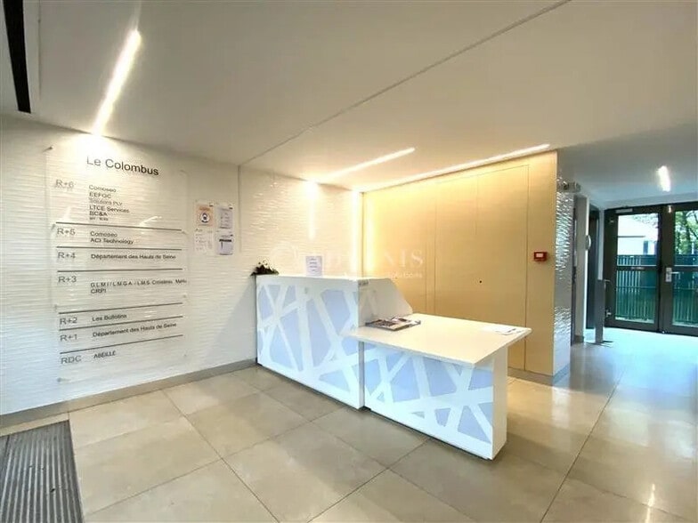 Office in La Garenne-Colombes for lease - Lobby - Image 1 of 3
