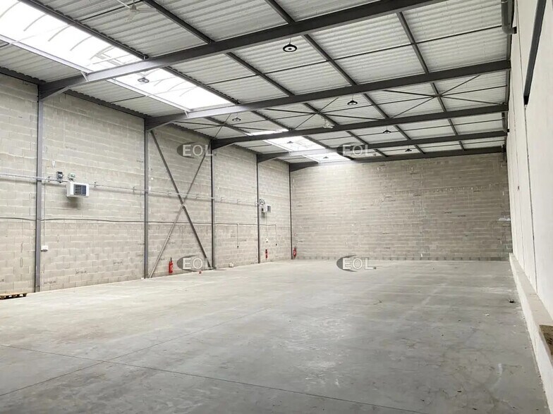 Flex in Brignais for lease - Interior Photo - Image 2 of 8