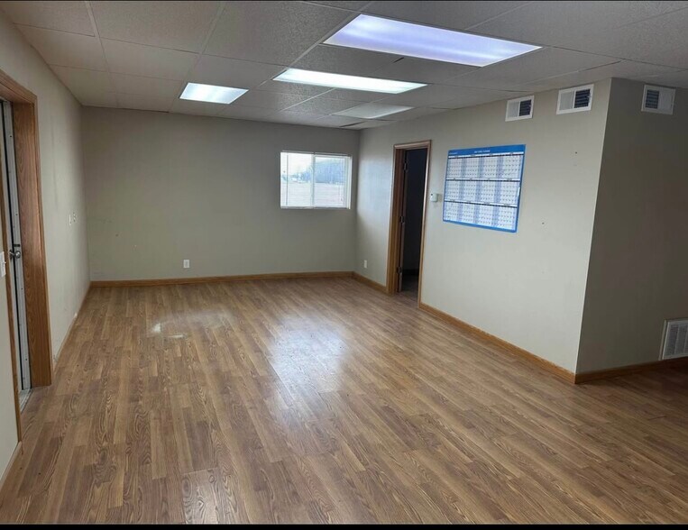2490 Highway 92, Washington, IA à louer - Photo du bâtiment - Image 3 de 8