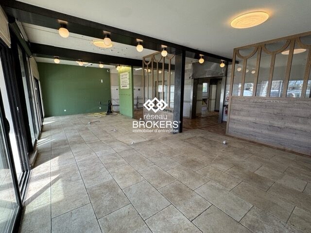 Retail in L Isle Sur La Sorgue for lease - Building Photo - Image 2 of 8