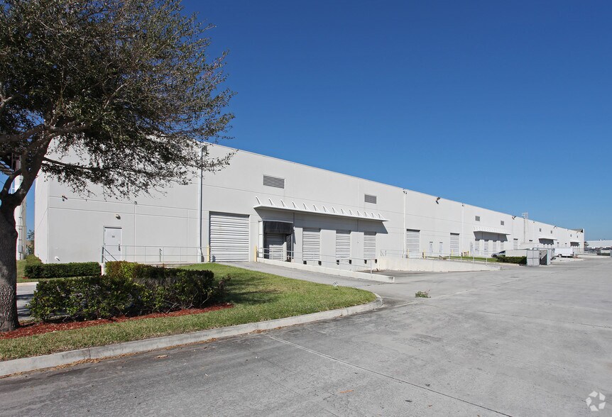 3900 Fiscal Ct, Riviera Beach, FL à louer - Photo du bâtiment - Image 3 de 12