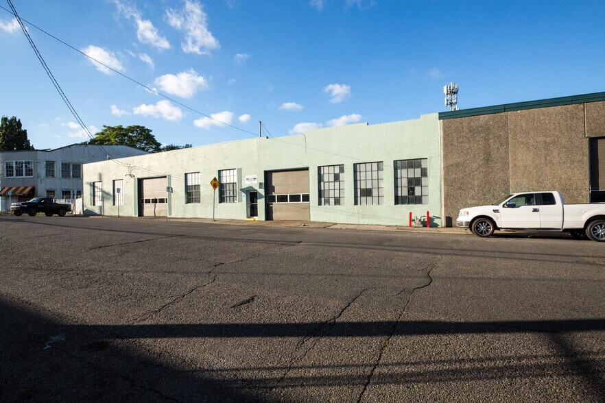 1105 SE Woodward St, Portland, OR à vendre - Photo du bâtiment - Image 3 de 20