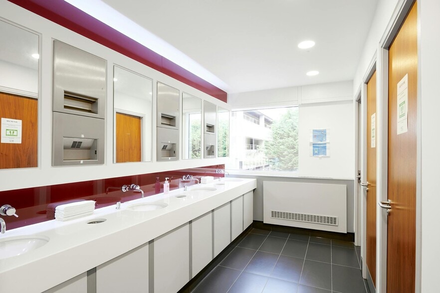 Elder Gate, Milton Keynes for lease - Interior Photo - Image 3 of 6