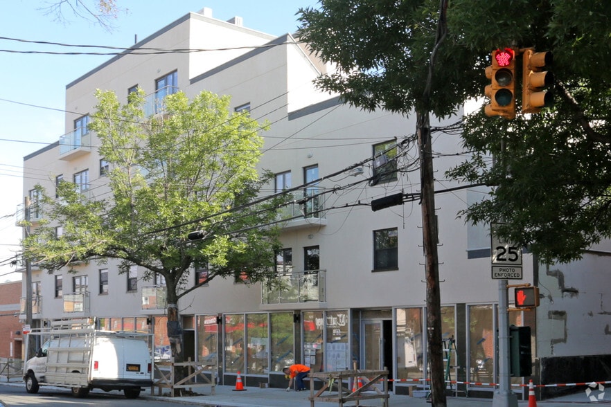 6241-6249 Forest Ave, Ridgewood, NY for lease - Primary Photo - Image 1 of 4