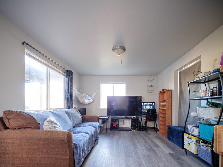 521 Walnut St, Independence, OR à vendre - Photo du bâtiment - Image 2 de 10