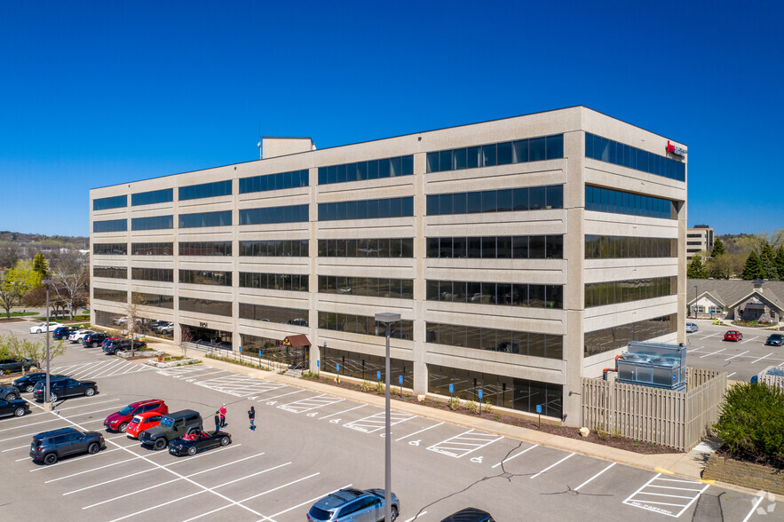 7401 Metro Blvd, Edina, MN for lease - Building Photo - Image 1 of 14