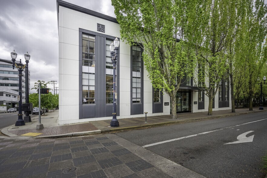 830 NE Holladay St, Portland, OR for lease - Building Photo - Image 1 of 18