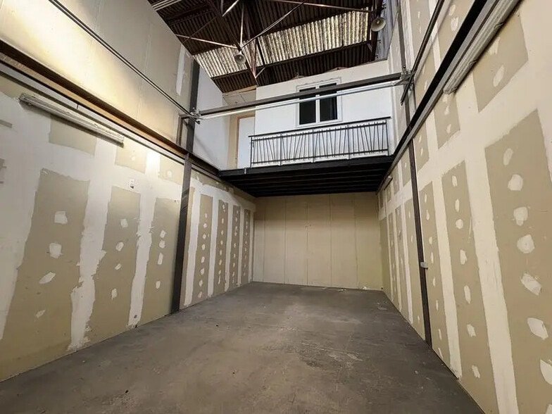 Flex in Feyzin for lease - Interior Photo - Image 3 of 8