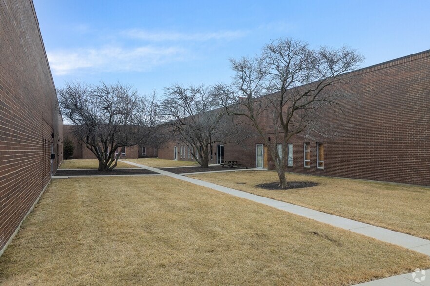 3353-3411 N Ridge Ave, Arlington Heights, IL à louer - Photo du bâtiment - Image 2 de 2