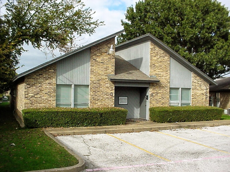 2100 Roosevelt Dr, Arlington, TX for lease - Building Photo - Image 2 of 5