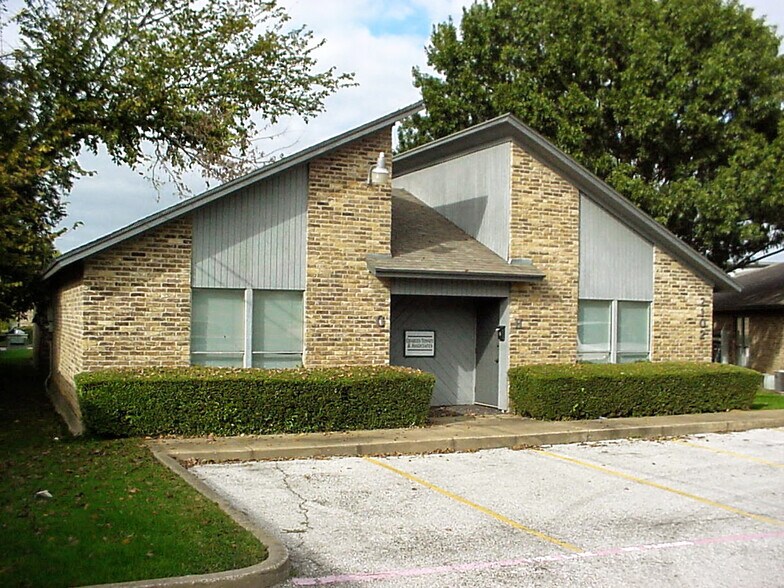 2100 Roosevelt Dr, Arlington, TX à louer - Photo du bâtiment - Image 2 de 5