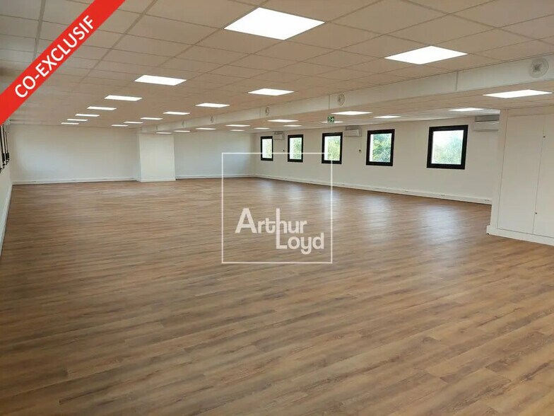 Office in Lieusaint for lease - Interior Photo - Image 1 of 1