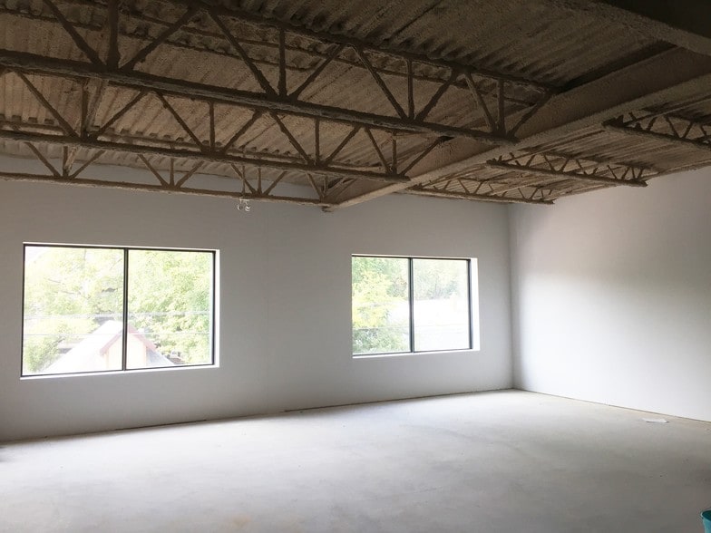 823 Corydon Ave, Winnipeg, MB for lease - Building Photo - Image 3 of 3