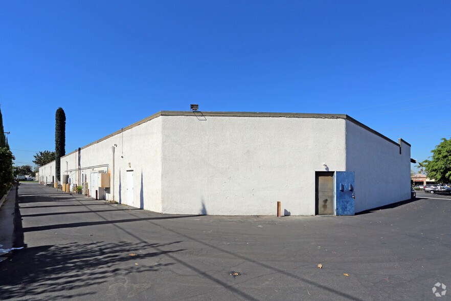 5004-5028 Ball Rd, Cypress, CA à louer - Photo du bâtiment - Image 3 de 4