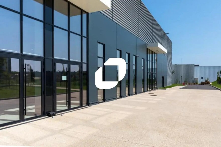 Office in Sucy-en-Brie for lease - Building Photo - Image 2 of 6