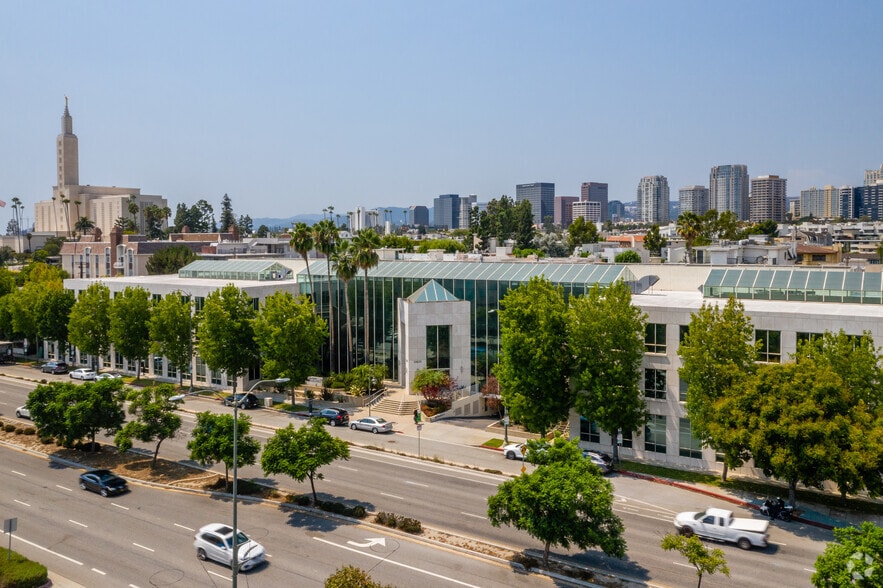 10635 Santa Monica Blvd, Los Angeles, CA à louer - Photo du bâtiment - Image 2 de 8