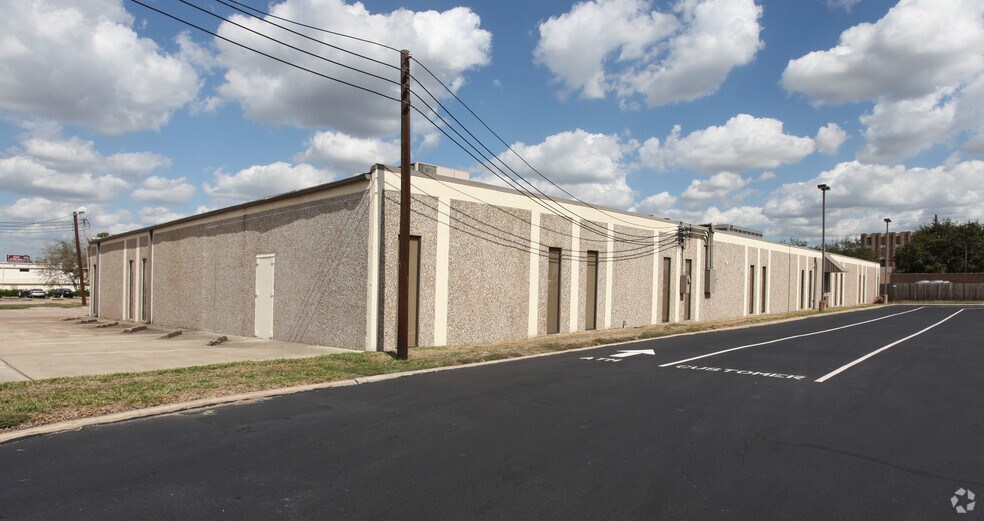 2215 Mangum Rd, Houston, TX for sale - Building Photo - Image 2 of 2