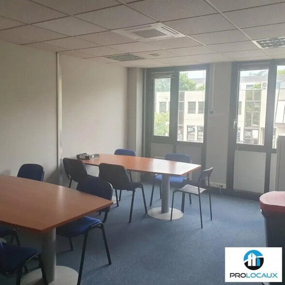 Office in Grenoble for lease - Interior Photo - Image 2 of 12