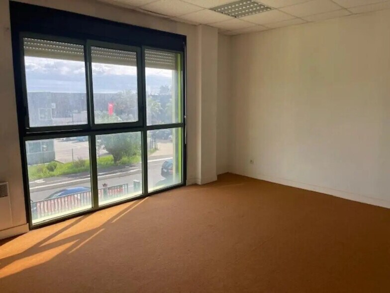 Flex in Mauguio for lease - Building Photo - Image 3 of 15